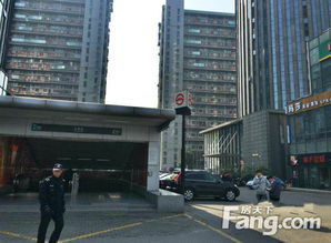 上海九亭九久青年城转角重餐饮旺铺出售，年租金32万，投资潜力大